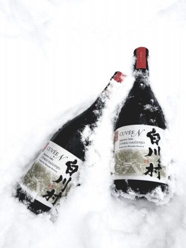 雪の中に置いている日本酒