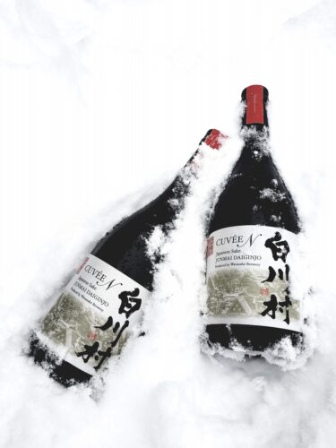 雪の中に置いている日本酒