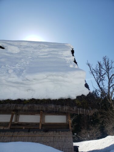 合掌造りの民家と雪