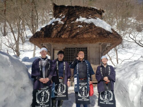 雪の中に並ぶ蔵人