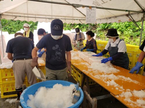 雪中酒出荷の様子