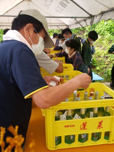 雪中酒出荷の様子