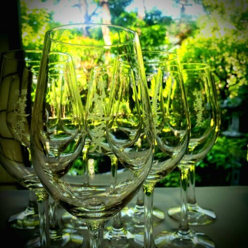 ワイングラスと中庭の緑